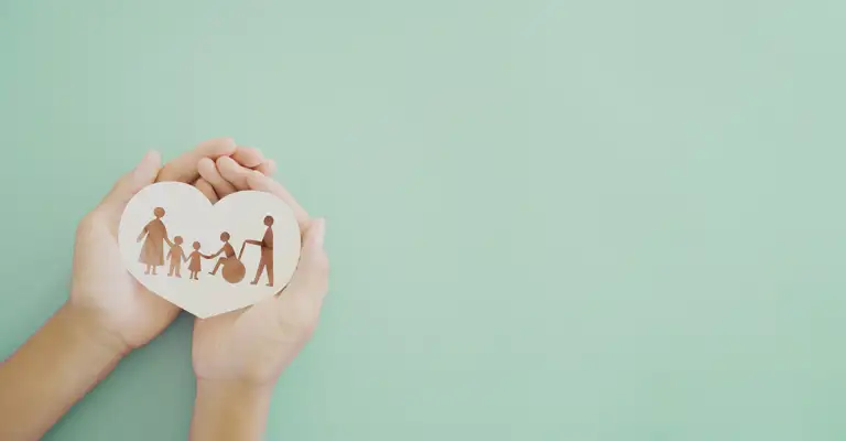 Family Heart Green Background Web