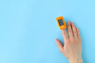 oximeter on hand small